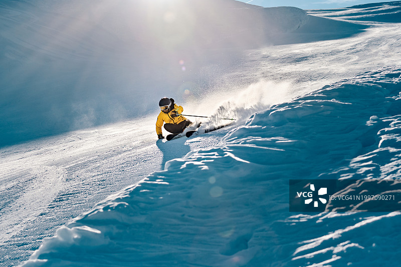 一名女子在阿尔卑斯山滑雪胜地滑雪，意大利皮埃蒙特的梅拉山脉图片素材