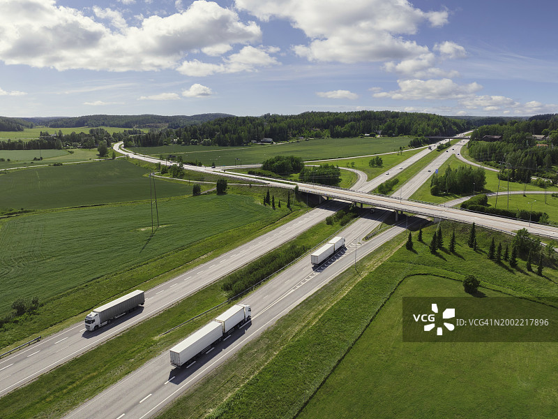 公路上的卡车运输穿过夏日风景图片素材