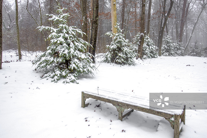 冬天的雪和长凳图片素材