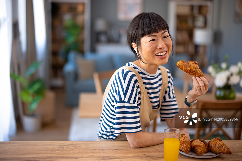 一个日本女人在厨房里吃东西图片素材