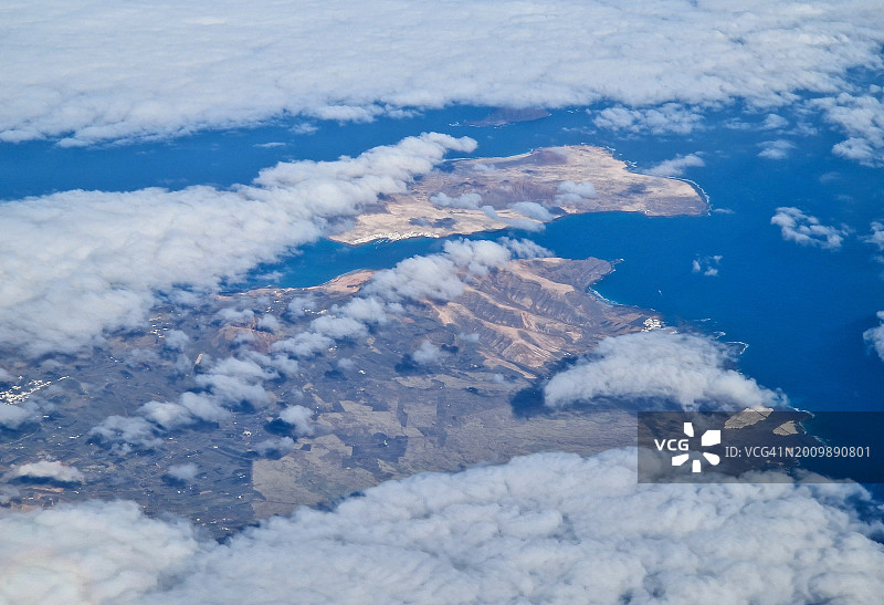 兰萨罗特岛和格拉西奥萨岛最北端的鸟瞰图图片素材