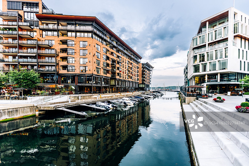 挪威奥斯陆，Aker Brygge运河，水边有新公寓楼图片素材