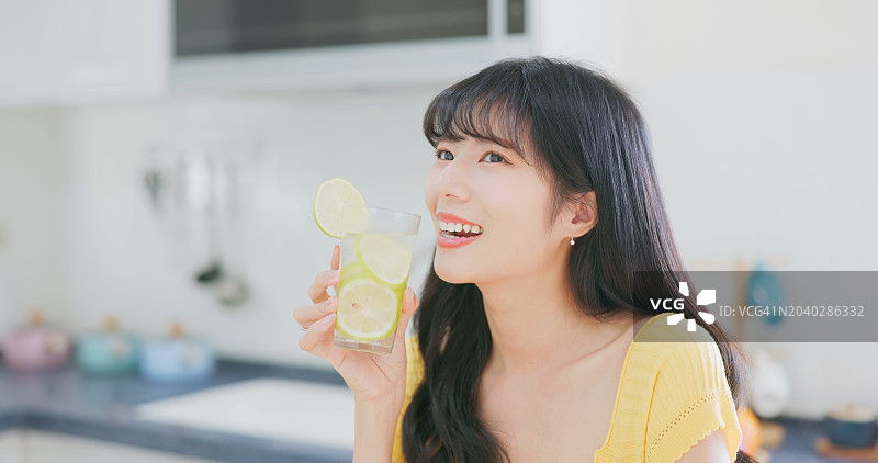 亚洲女人喜欢喝柠檬水图片素材
