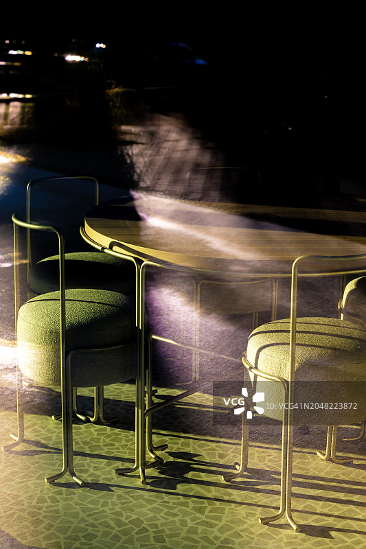 美丽的椅子和桌子与阳光和窗户反射图片素材