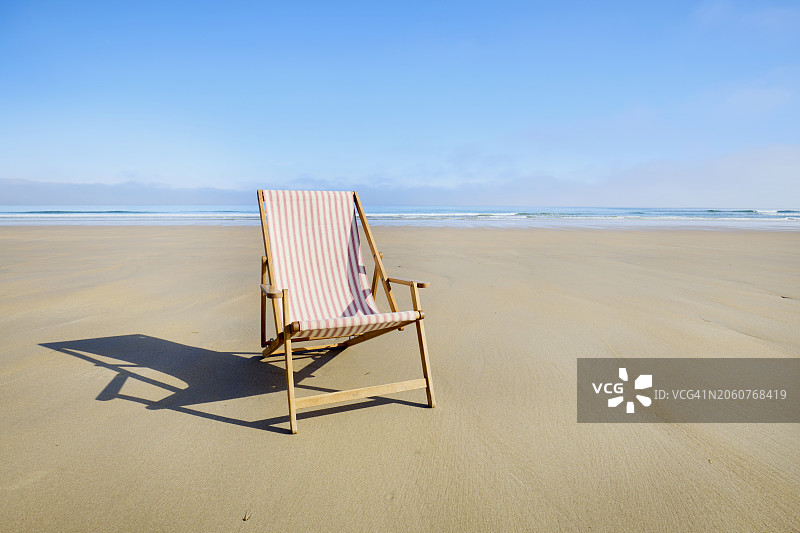 沙滩上的红白条纹躺椅图片素材