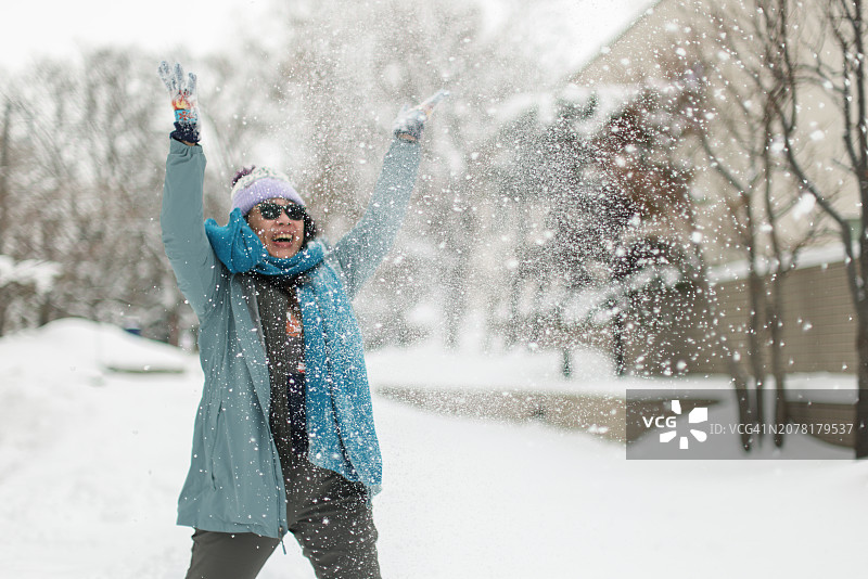 快乐的年轻女子享受冬天图片素材