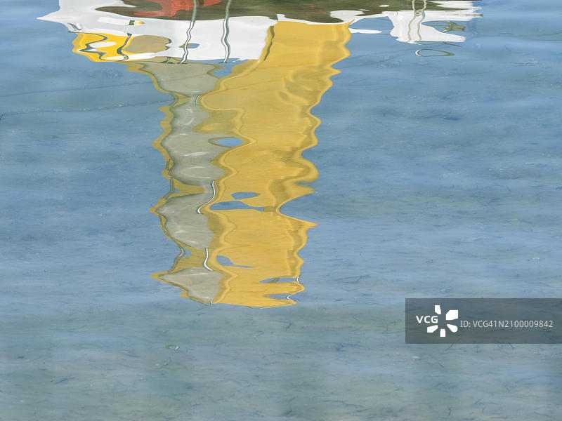 一艘脚踏船在海上的倒影，抽象图案，拉布，拉布岛，克瓦纳湾湾，克罗地亚，欧洲图片素材