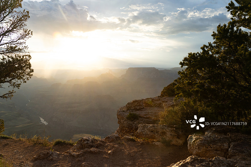 日落时大峡谷南缘的景色图片素材