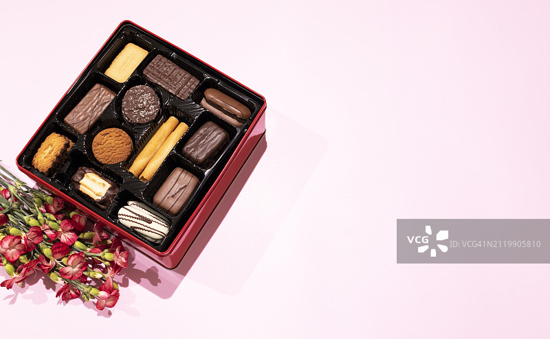 高角度的巧克力盒在白色的背景图片素材