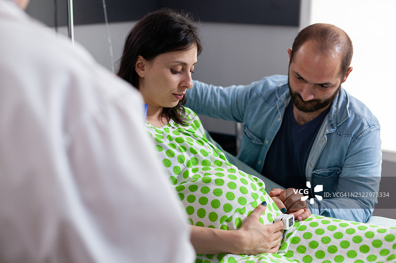 妇科医生检查出现分娩症状的孕妇图片素材