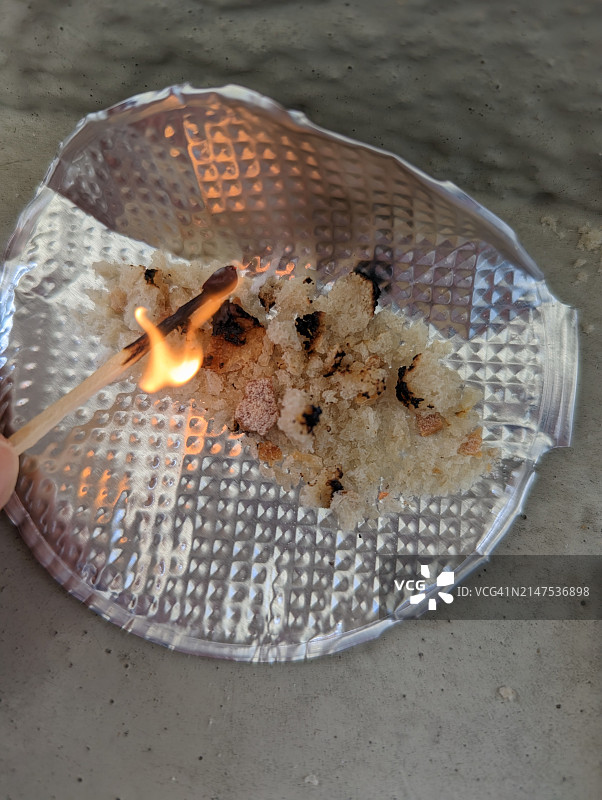 Chametz燃烧，Biur Chametz，在家里燃烧hametz(发酵的食物碎屑)图片素材