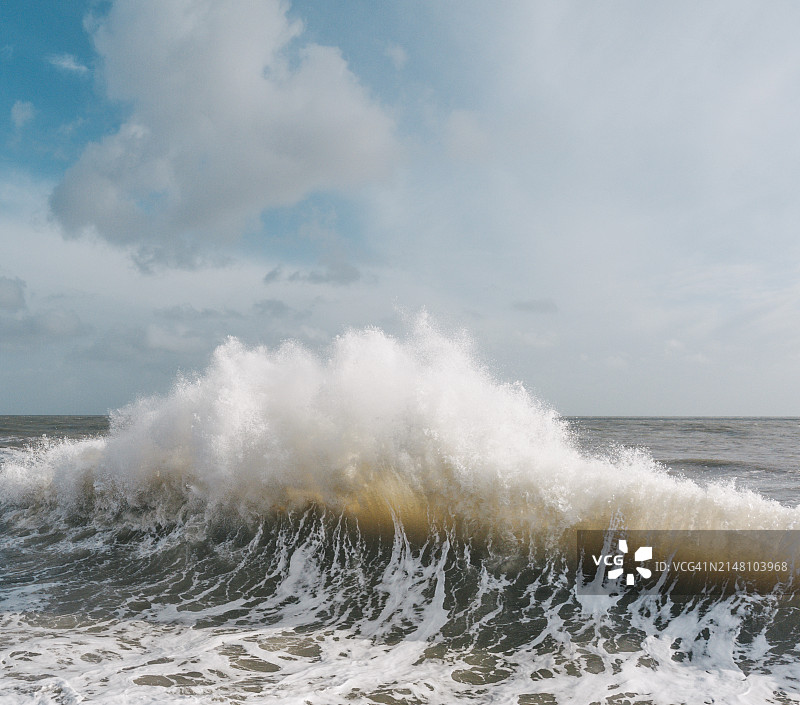 英国海岸线的日间景观(海浪)图片素材