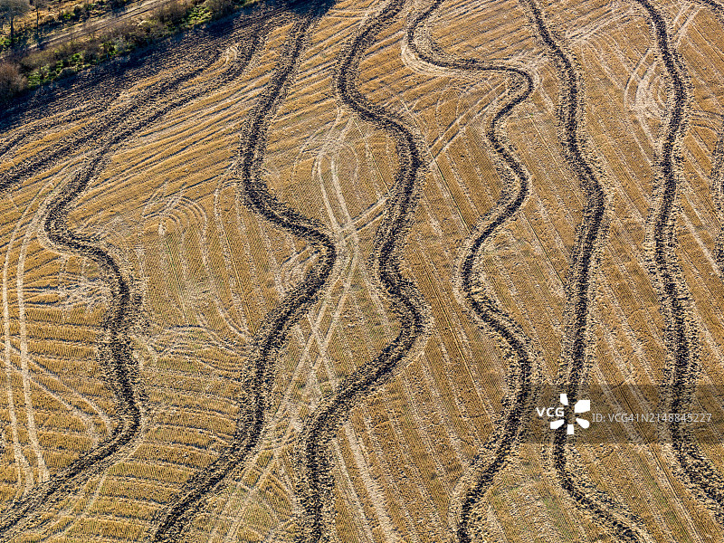 播种田地的空中旅行图片素材