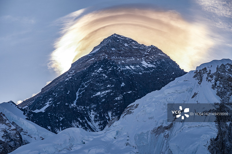 从尼泊尔的卡拉帕塔尔(Kala patthar)看到的黎明时分珠穆朗玛峰的壮观景色。图片素材