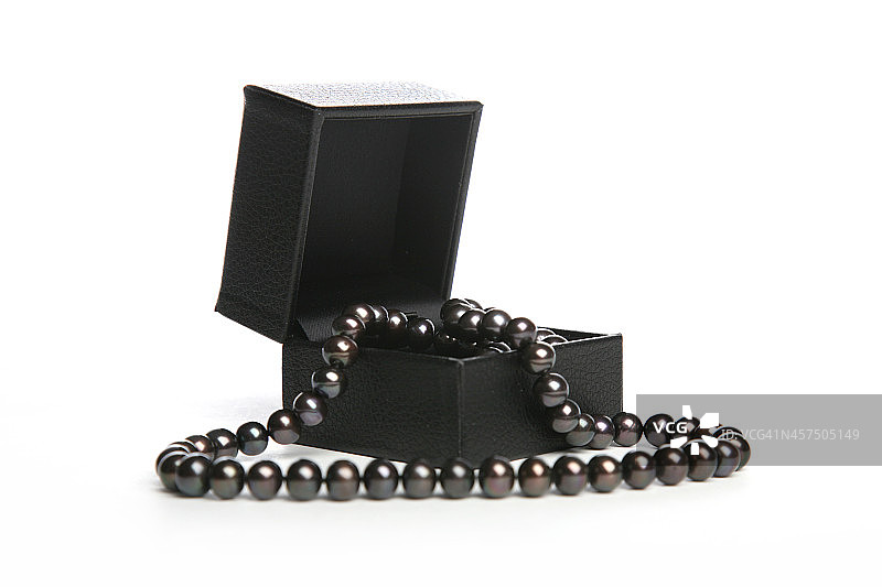 黑色皮革首饰盒与珍珠项链打开图片素材