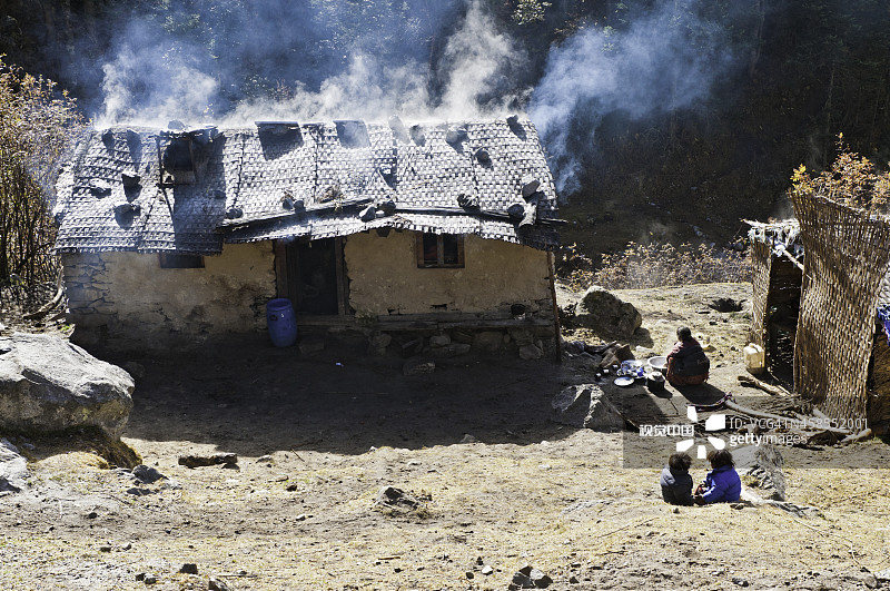 尼泊尔喜马拉雅山昆布山谷夏尔巴人的房子冒烟屋顶图片素材