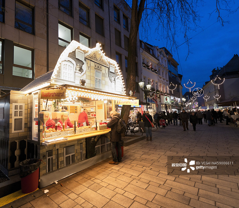 一名男子在德国杜塞尔多夫圣诞市场购买烤香肠图片素材