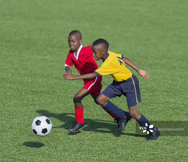 两个小男孩在踢足球图片素材