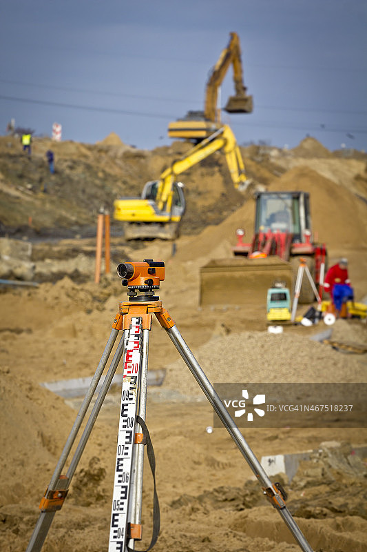 道路建设中的土地测量设备图片素材
