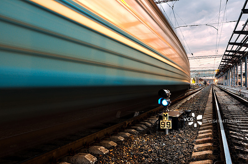 高速列车在轨道上的运动模糊效果图片素材