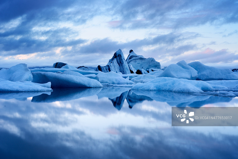 冰岛Jokulsarlon泻湖的蓝色暮色景观图片素材