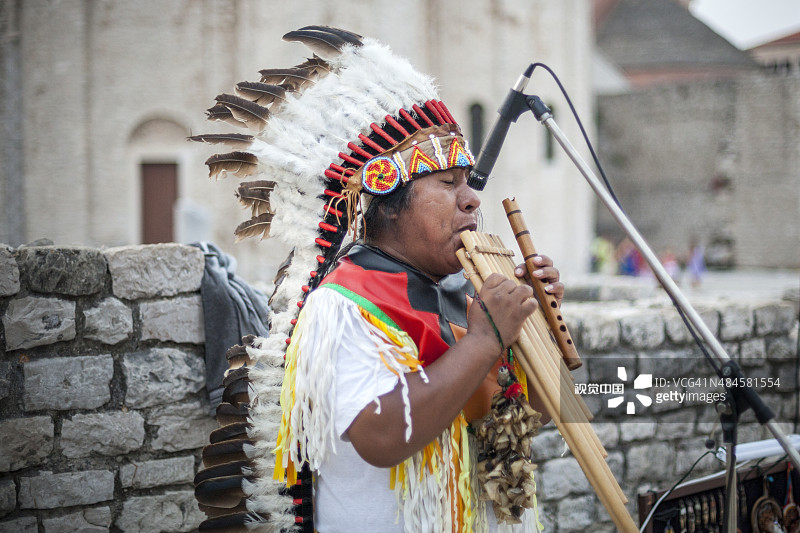 美国印第安人在街上演奏音乐图片素材