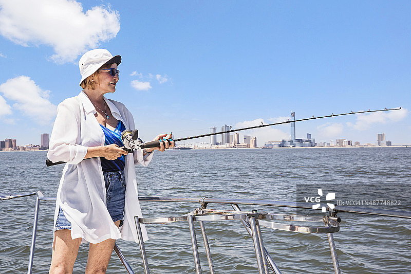 系列:在大西洋城海岸一艘船上钓鱼的女人图片素材