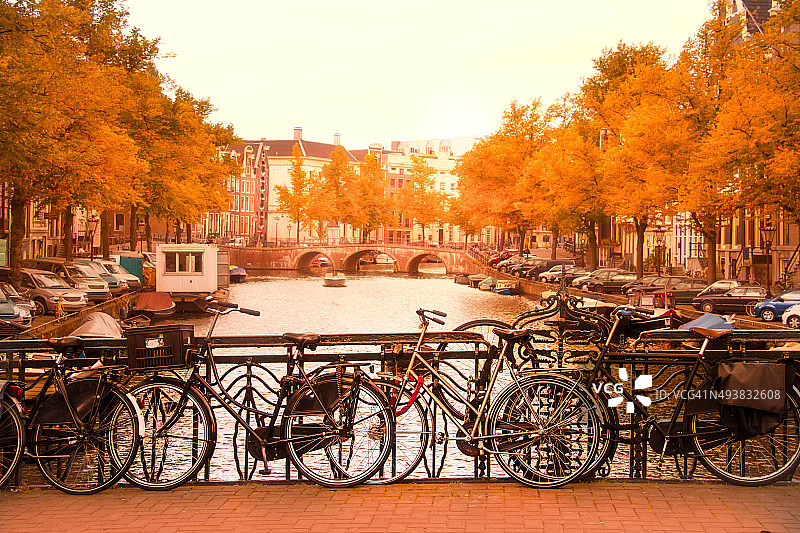 阿姆斯特丹运河和自行车图片素材