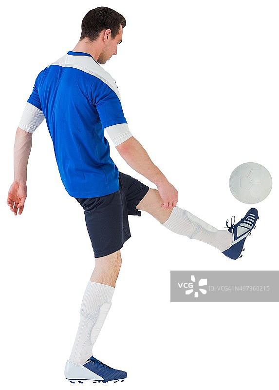 穿着蓝色的足球运动员在踢球图片素材