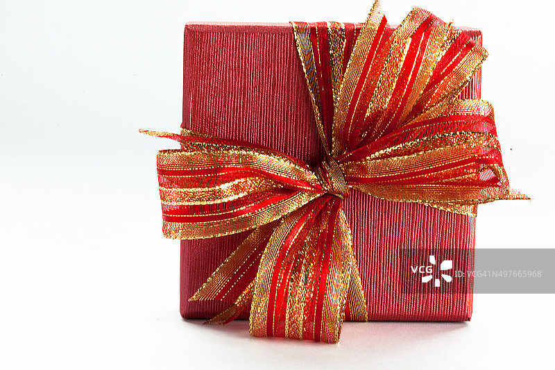 红色礼品盒与红色丝带在白色的背景图片素材