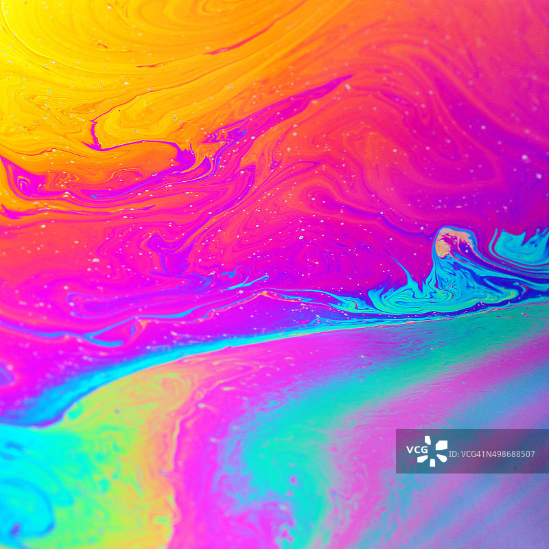 彩虹的颜色是由肥皂、泡沫或油产生的图片素材