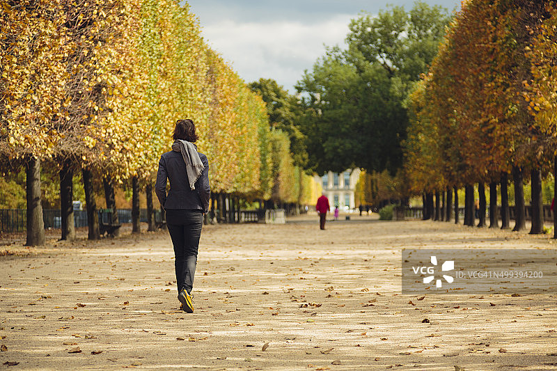 在法国巴黎杜伊勒里宫花园散步的女人。图片素材
