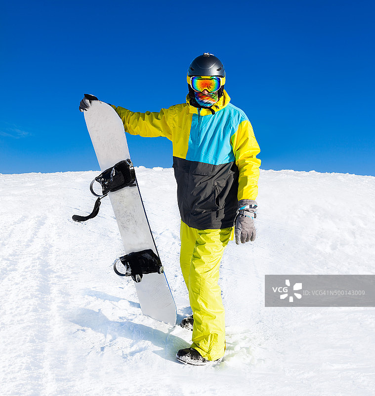 滑雪者站在雪山斜坡上图片素材