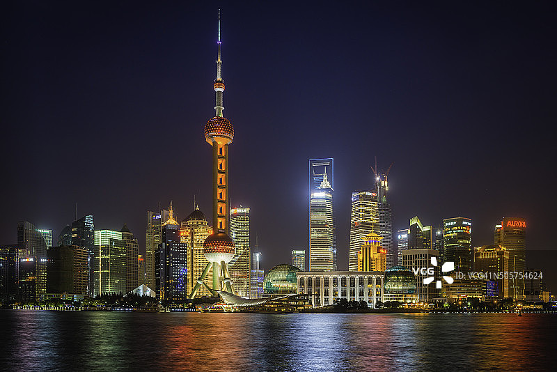 上海东方明珠塔未来主义的摩天大楼照亮了中国浦东的霓虹灯图片素材