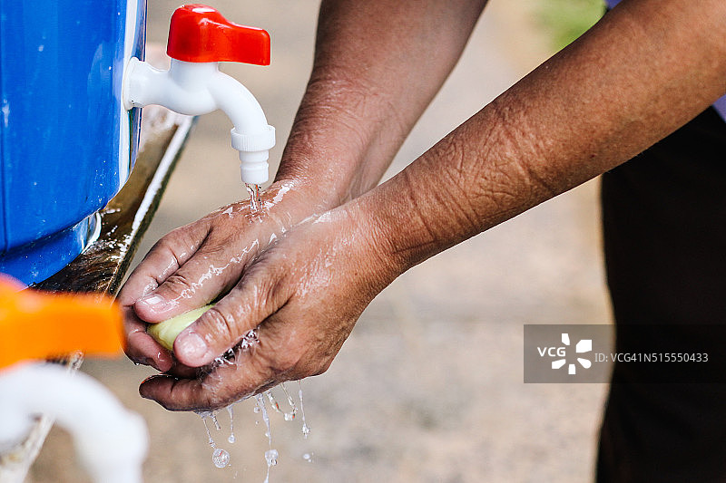 美国护士在治疗埃博拉患者后洗手图片素材