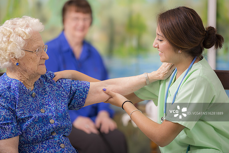 护士为老年女性病人做物理治疗。手臂的加强。图片素材