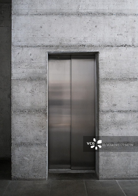 混凝土建筑中的现代电梯图片素材