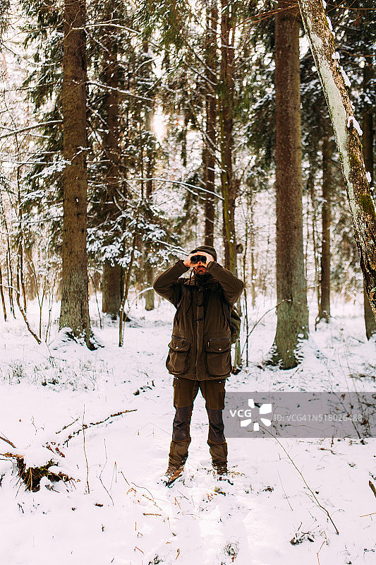 森林远足者在冬天的森林里图片素材