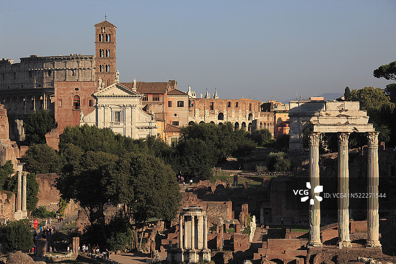 意大利，拉齐奥，罗马，罗马广场，圣弗朗西斯卡罗马教堂，罗马斗兽场，图片素材