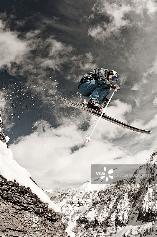 滑雪时跳高的男人图片素材