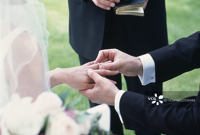 新娘和新郎交换戒指图片素材