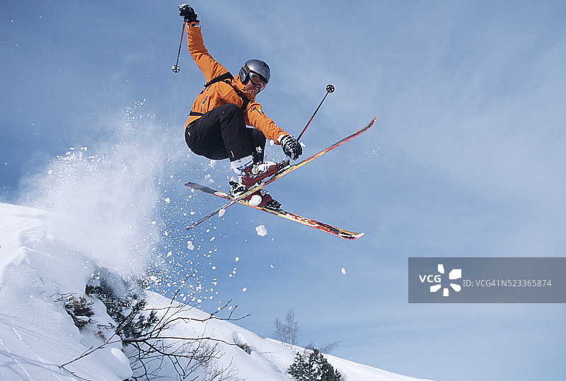 速降滑雪跳跃图片素材
