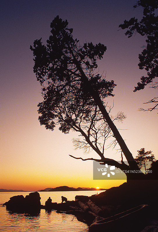 日落时分，琼斯岛上的露营者图片素材