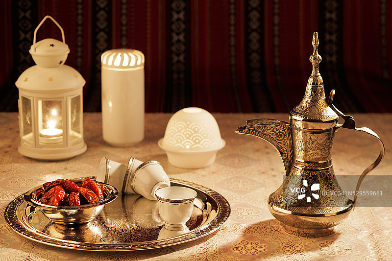 标志性的阿布里安织物与阿拉伯茶和枣图片素材