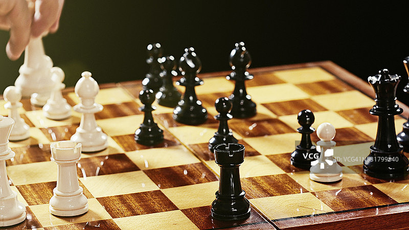 棋类游戏:玩家手举白棋图片素材