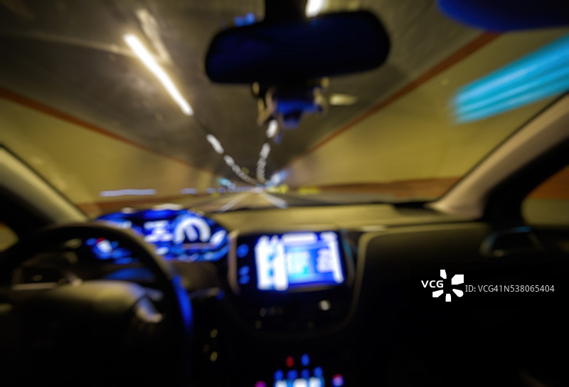 抽象模糊行驶在隧道中，驾驶员在车内的视角图片素材