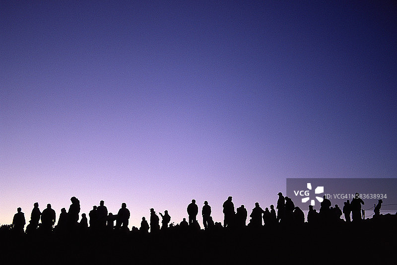 哈雷阿卡拉国家公园，人们看日出的剪影图片素材