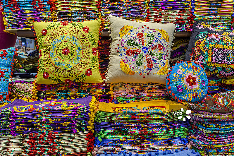 土耳其绣花靠垫图片素材