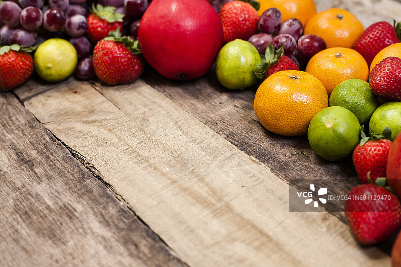 新鲜的，有机的水果变化在质朴的木桌上。图片素材