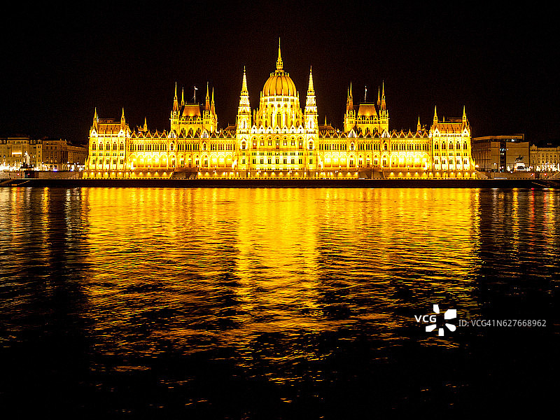照亮了多瑙河堤岸上匈牙利议会的历史建筑图片素材